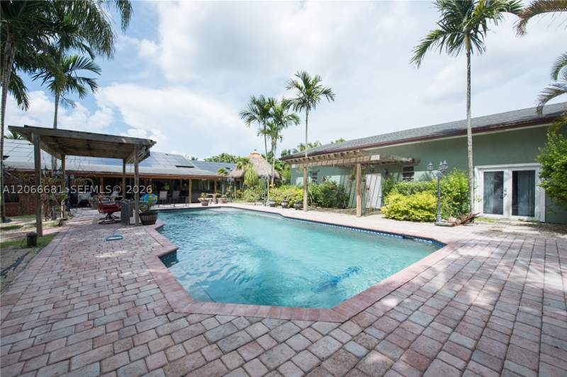 7 bedroom SingleFamilyResidence at 15720 SW 258th St, Redlands, Homestead — photo 2