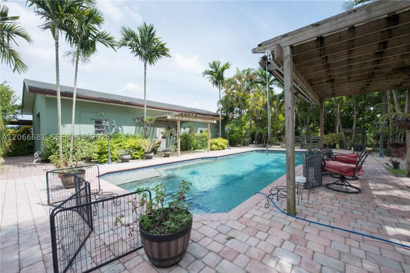 7 bedroom SingleFamilyResidence at 15720 SW 258th St, Redlands, Homestead — photo 3