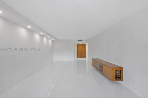 90 Edgewater Dr 104, Coral Gables FL - photo 9 of 33