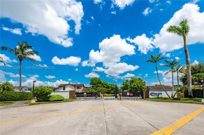 4 bedroom SingleFamilyResidence at 928 NW 106th Ave Cir, Fontainebleau Park West V, Miami — photo 2