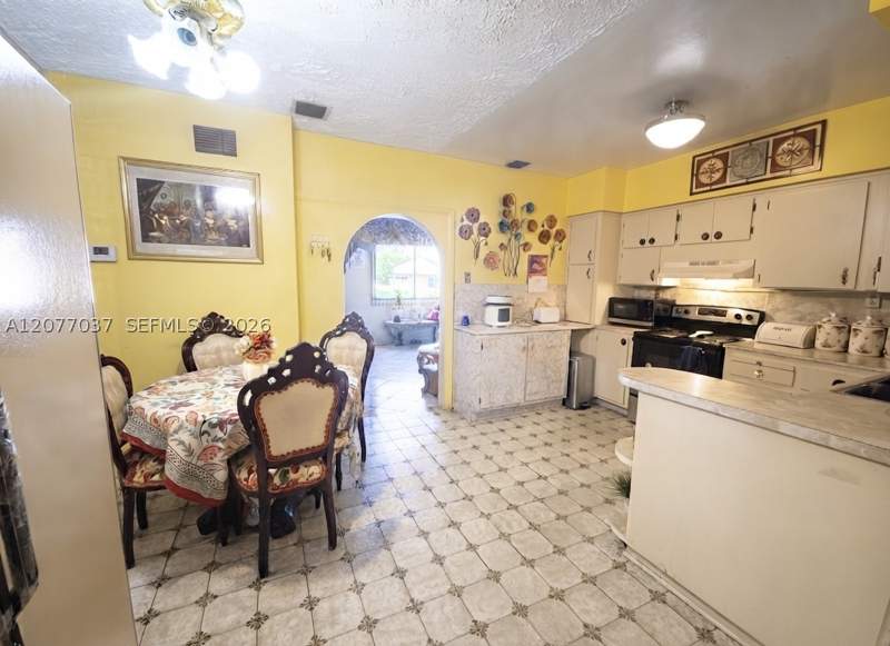 3 bedroom SingleFamilyResidence at 8210 NW 34th Ave, Greenville Manor, Miami — photo 5