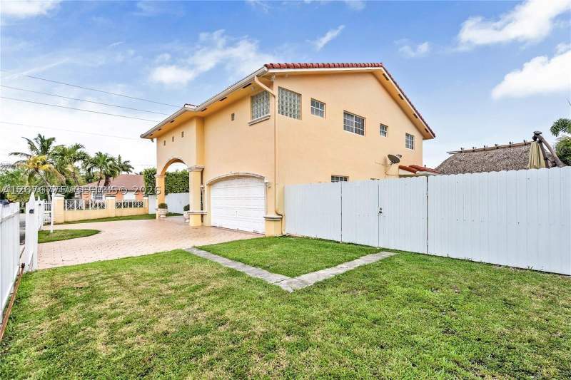 5 bedroom SingleFamilyResidence at 13904 SW 18th Ter, Zenteno Sub, Miami — photo 2