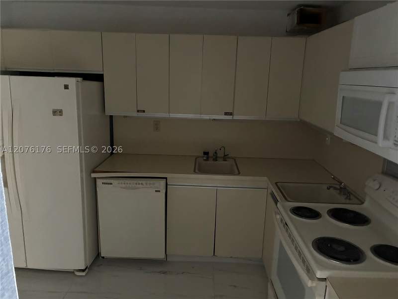 2 bedroom Condominium at 4301 Collins Ave 402, Vendome Place Condo, Miami Beach — photo 4