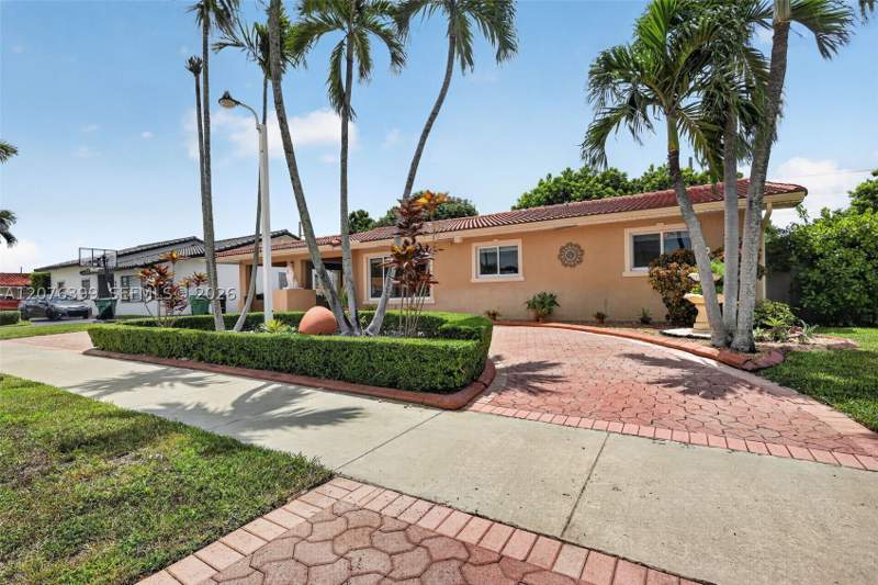 4 bedroom SingleFamilyResidence at 8936 SW 11th St, Floral Gardens, Miami — photo 3