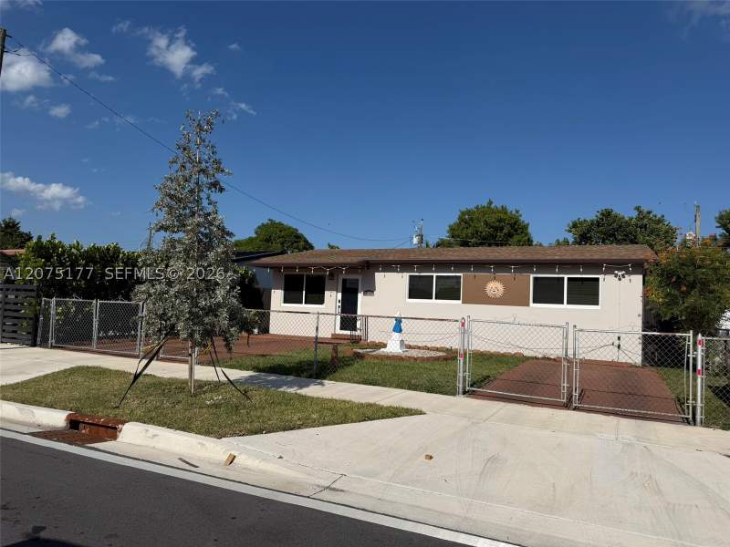 3 bedroom SingleFamilyResidence at 4585 E 9th Ln, Ingleside Park Rev, Hialeah — photo 2
