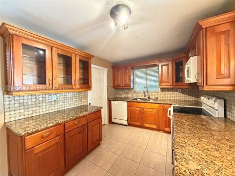 4585 E 9th Ln, Hialeah FL - photo 9 of 26
