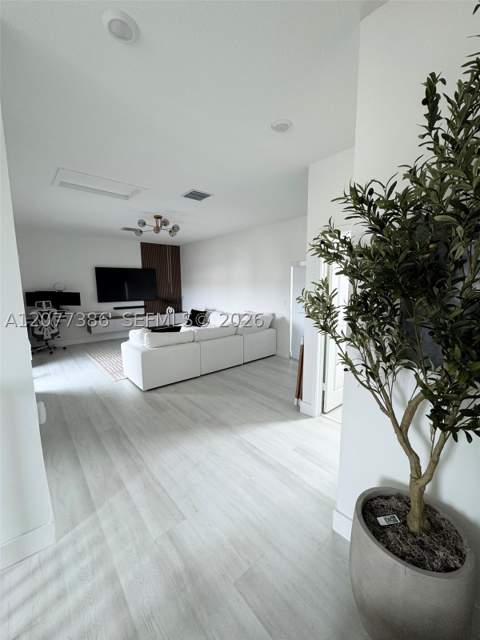 4867 NW 84th Ave, Doral FL - photo 16 of 20