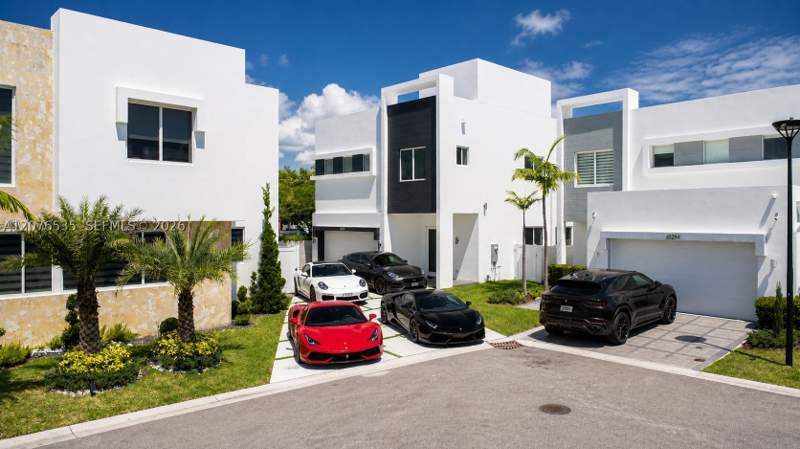 5 bedroom SingleFamilyResidence at 10381 NW 67th Ter, Doral Palms South, Doral — photo 2
