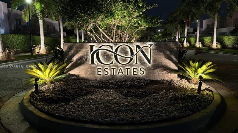 5 bedroom SingleFamilyResidence at 10381 NW 67th Ter, Doral Palms South, Doral — photo 4