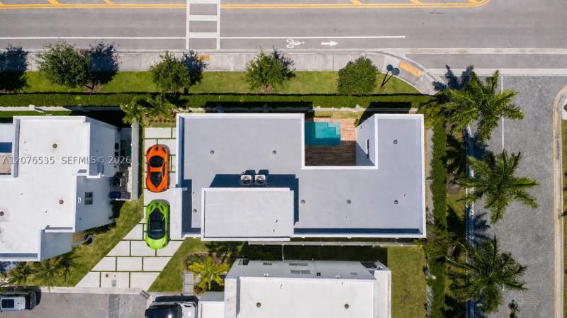 5 bedroom SingleFamilyResidence at 10381 NW 67th Ter, Doral Palms South, Doral — photo 5