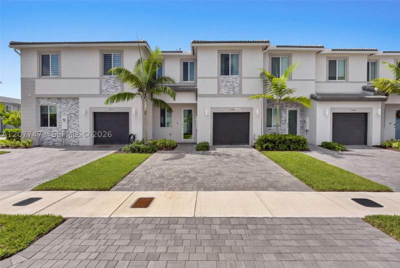 3 bedroom Townhouse at 746 SE 14th St, Los Cayos, Homestead — photo 2
