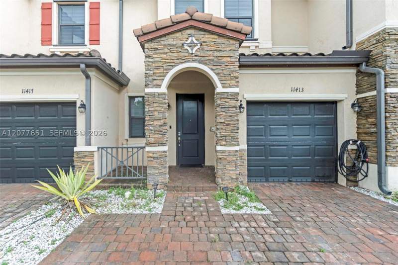 3 bedroom Townhouse at 11413 SW 253 St, Coco Palm Estates, Homestead — photo 2