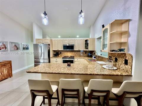 9021 NW 150th Ter, Miami Lakes FL - photo 7 of 28