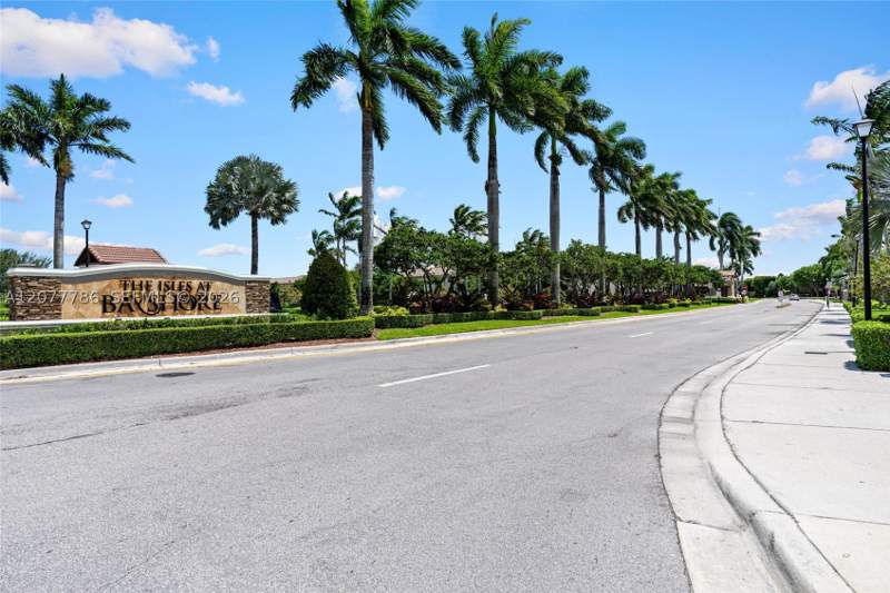 5 bedroom SingleFamilyResidence at 22505 SW 94th Pl, Lakes By The Bay Day, Cutler Bay — photo 4
