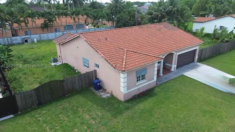 3 bedroom SingleFamilyResidence at 12998 SW 219th Ter, Estate Mansions, Miami — photo 3