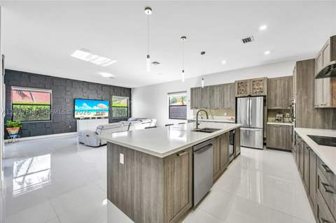 9121 NW 161st Ter, Miami Lakes FL - photo 16 of 37