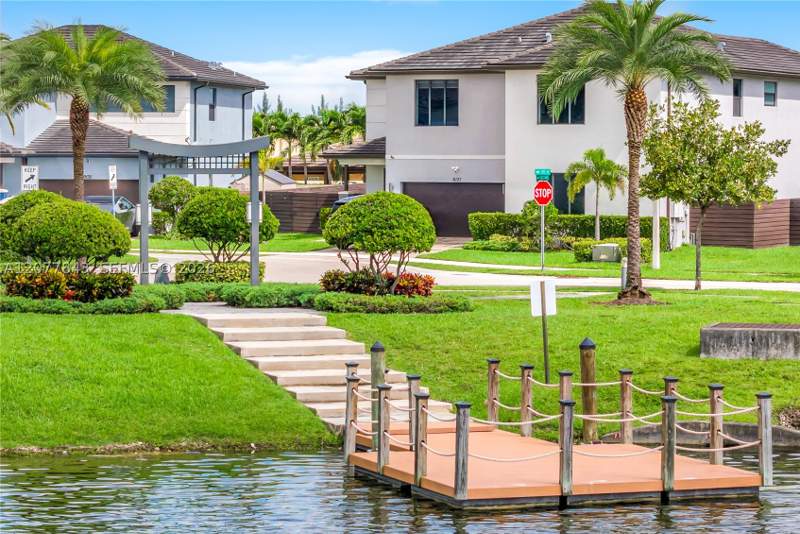 5 bedroom SingleFamilyResidence at 9121 NW 161st Ter, Dunnwoody Lake, Miami Lakes — photo 2