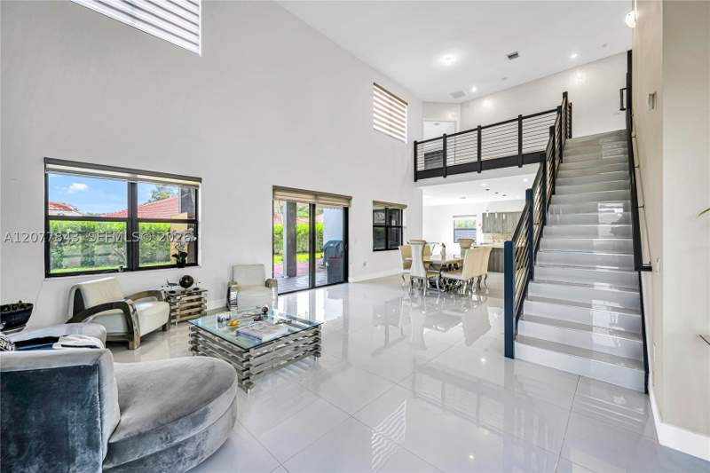 5 bedroom SingleFamilyResidence at 9121 NW 161st Ter, Dunnwoody Lake, Miami Lakes — photo 4
