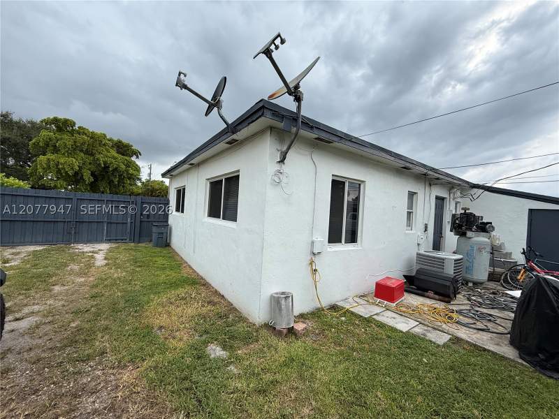 3 bedroom SingleFamilyResidence at 3345 SW 73rd Ave Rd, Central Miami Part 6, Miami — photo 5
