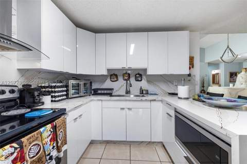 14217 SW 102nd St, Miami FL - photo 11 of 31