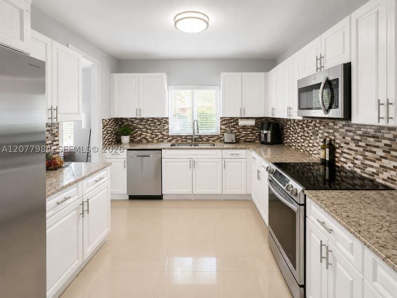 4 bedroom SingleFamilyResidence at 525 NW 23rd Ave, City Line Park Amd, Miami — photo 5