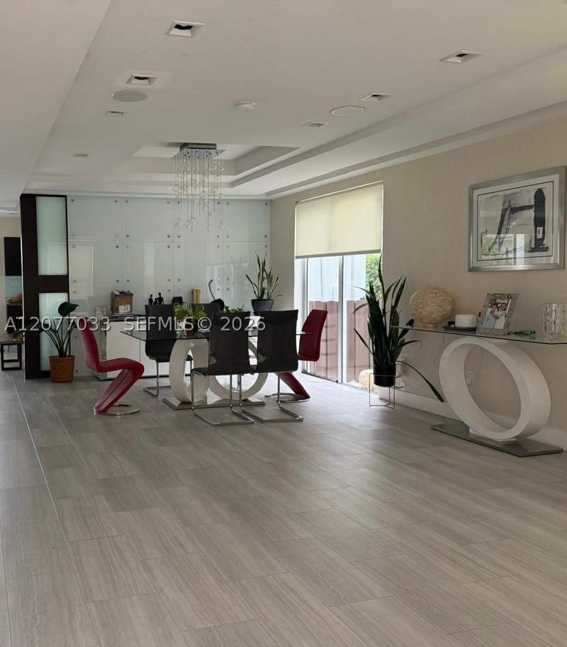 4 bedroom SingleFamilyResidence at 11101 NW 72nd Ter, Doral Isles Catalina, Doral — photo 2