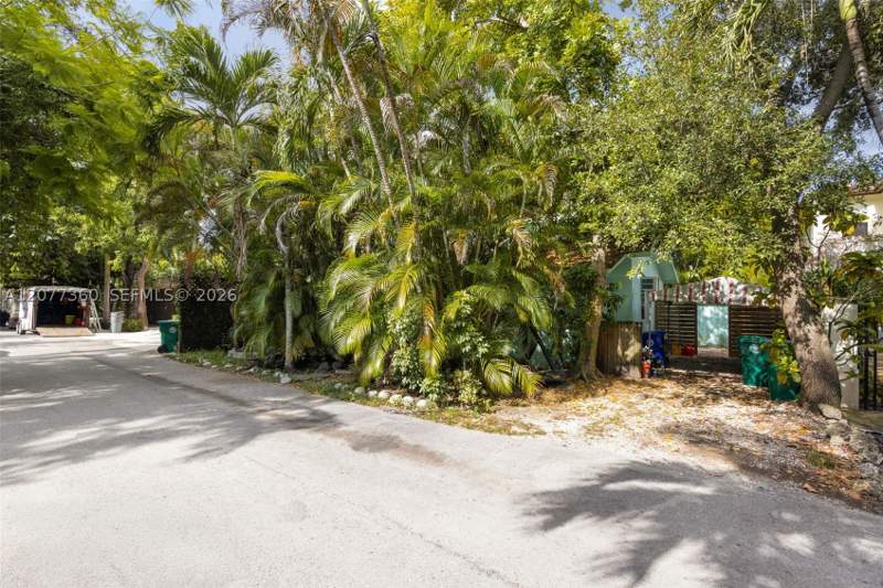 3 bedroom SingleFamilyResidence at 2952 Louise St, Mundys, Coconut Grove — photo 3