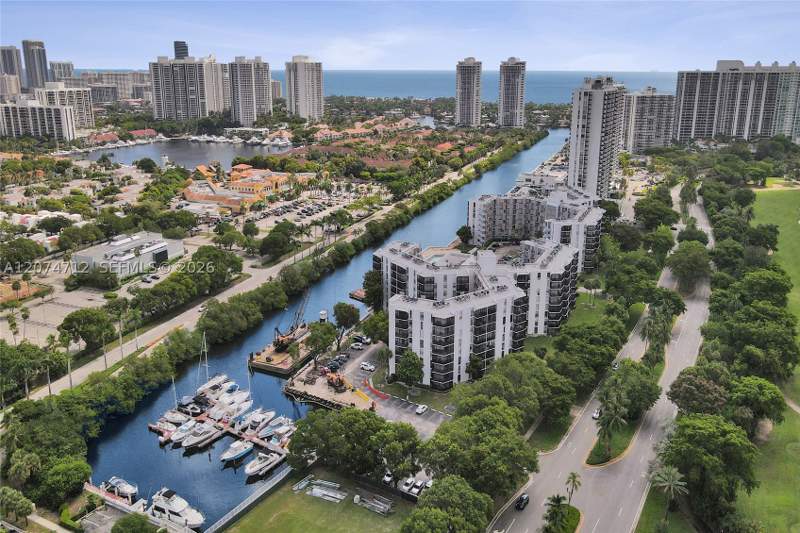 1 bedroom Condominium at 3401 N Country Club Dr Ei403, Ensenada Condo Bldg E-Ii, Aventura — photo 2