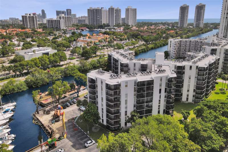 1 bedroom Condominium at 3401 N Country Club Dr Ei403, Ensenada Condo Bldg E-Ii, Aventura — photo 3