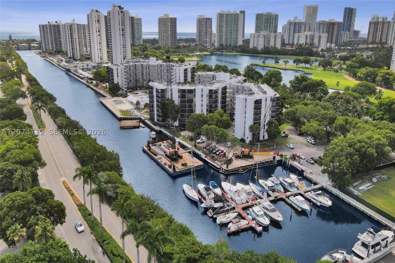 1 bedroom Condominium at 3401 N Country Club Dr Ei403, Ensenada Condo Bldg E-Ii, Aventura — photo 4