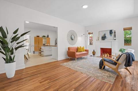 8230 NE 1st Pl, Miami FL - photo 14 of 37