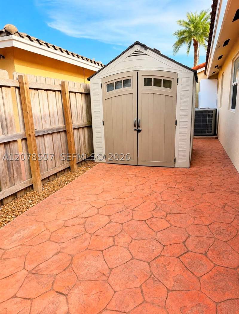 3 bedroom SingleFamilyResidence at 16529 SW 98th Ter, Peacocks Point, Miami — photo 2