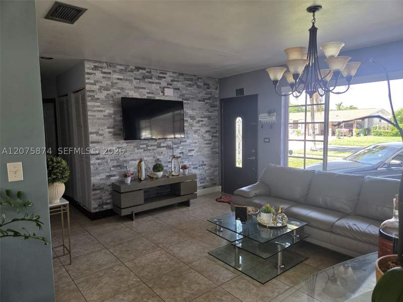 3 bedroom SingleFamilyResidence at 4601 W 9th Ave, Palm Springs Sec 4 - 5th, Hialeah — photo 5