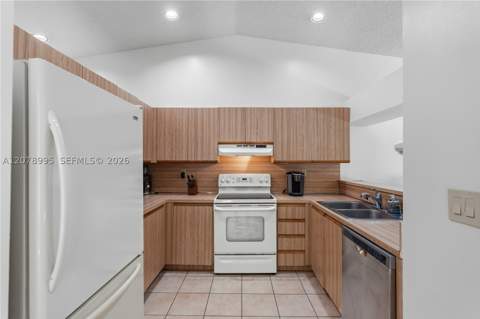6633 NW 176th Ter, Hialeah FL - photo 11 of 40