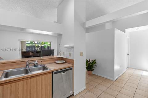 6633 NW 176th Ter, Hialeah FL - photo 12 of 40
