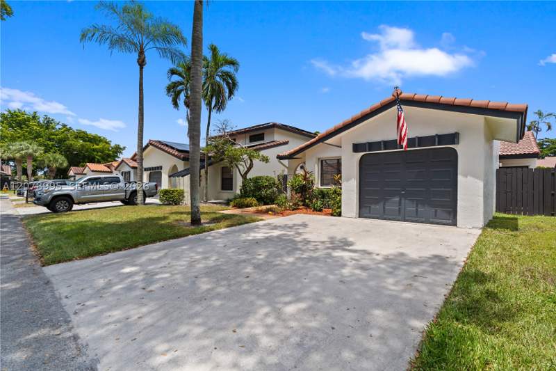 3 bedroom SingleFamilyResidence at 6633 NW 176th Ter, The Moors Townhouses, Hialeah — photo 3