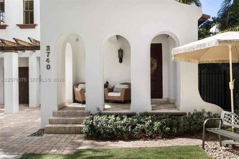 4 bedroom SingleFamilyResidence at 3740 Irvington Ave, Irvington, Coconut Grove — photo 2