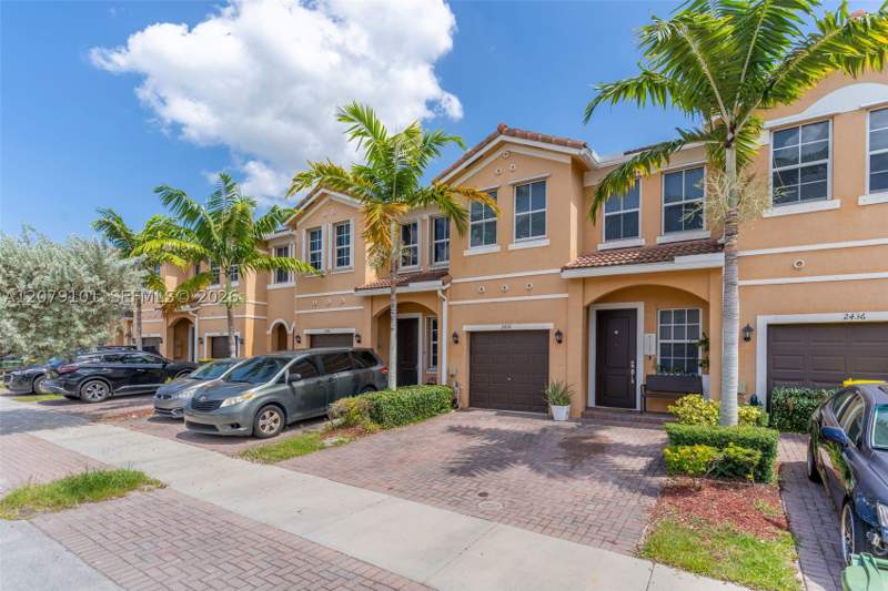 4 bedroom Townhouse at 2438 SE 15 St, Keys Garden, Homestead — photo 2