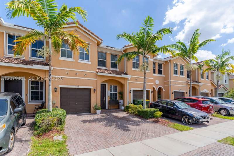 4 bedroom Townhouse at 2438 SE 15 St, Keys Garden, Homestead — photo 3