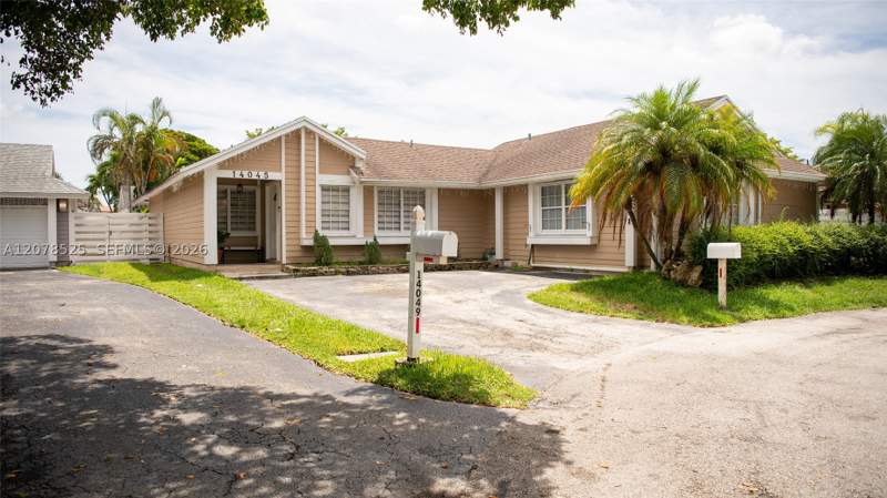 3 bedroom SingleFamilyResidence at 14045 SW 103rd Ter, Royal Glen, Miami — photo 2