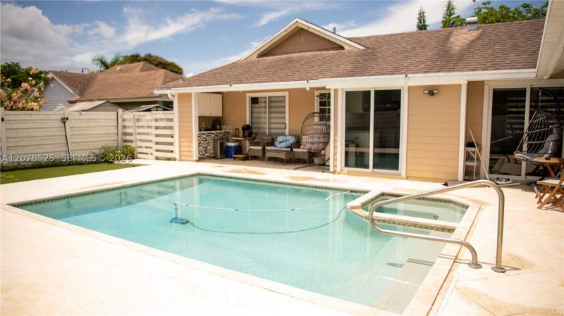 3 bedroom SingleFamilyResidence at 14045 SW 103rd Ter, Royal Glen, Miami — photo 3