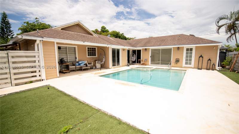 3 bedroom SingleFamilyResidence at 14045 SW 103rd Ter, Royal Glen, Miami — photo 4