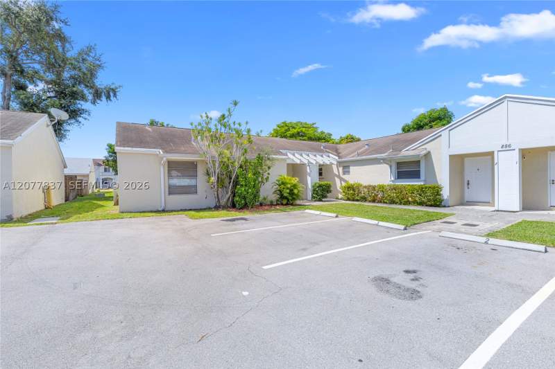 3 bedroom Condominium at 886 NE 214th Ln 4, Sierra Ridge Condo A, Miami — photo 2