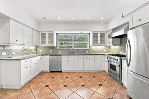 5680 Pine Tree Dr, Miami Beach FL - photo 11 of 32