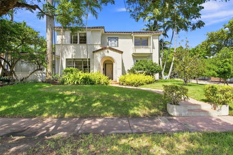 7 bedroom SingleFamilyResidence at 5680 Pine Tree Dr, Beach View Sub, Miami Beach — photo 2