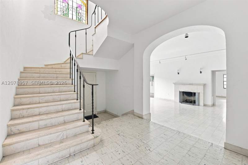7 bedroom SingleFamilyResidence at 5680 Pine Tree Dr, Beach View Sub, Miami Beach — photo 5