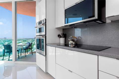 300 S Pointe Dr 2005, Miami Beach FL - photo 17 of 19
