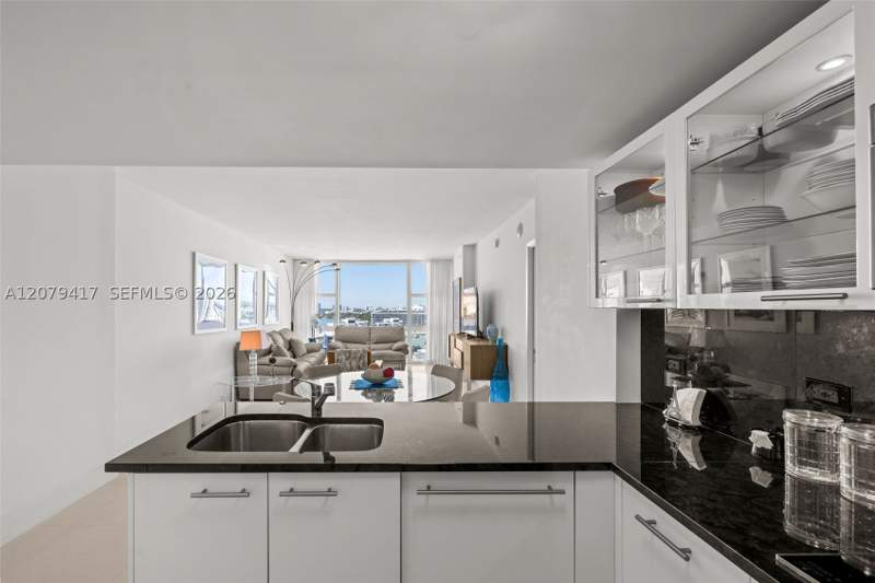 1 bedroom Condominium at 6801 Collins Ave 1401, Central Carillon Beach, Miami Beach — photo 5
