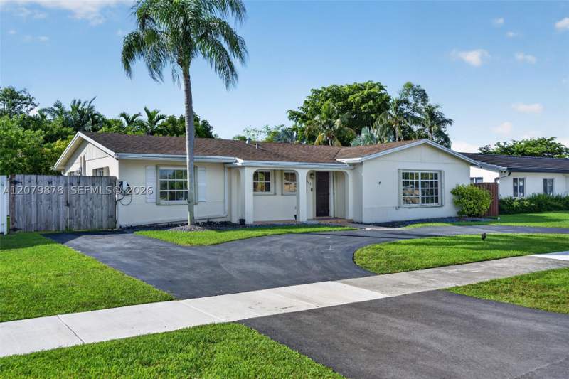 4 bedroom SingleFamilyResidence at 18569 SW 89th Pl, Section Nineteen Bel Aire, Cutler Bay — photo 2