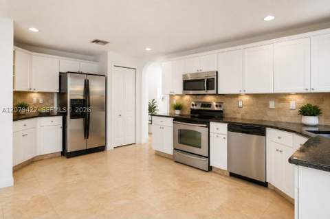 10916 NW 58th Ter, Doral FL - photo 10 of 41
